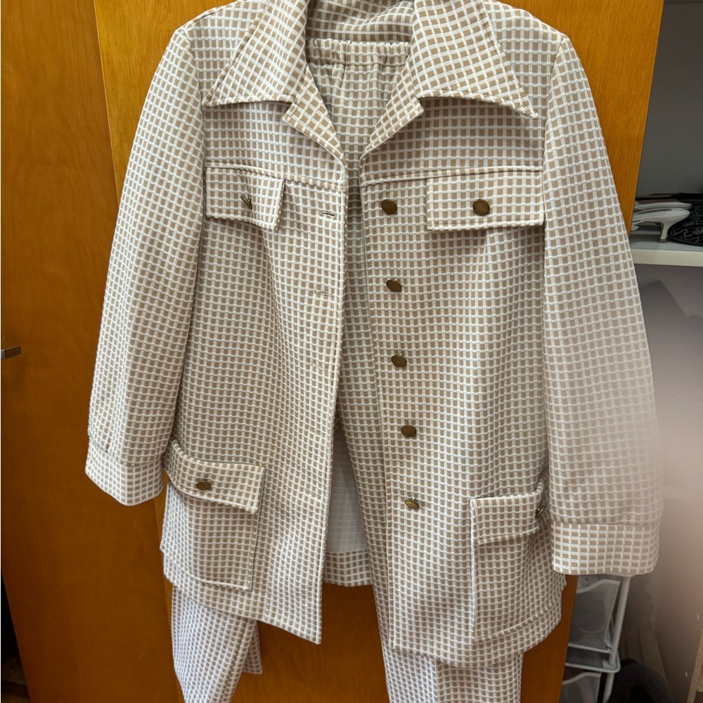 Matching vinatge set - brown and white blazer jacket and pants. Super chic